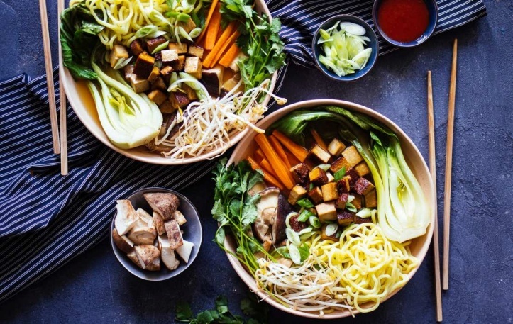 https://assets.zuckerjagdwurst.com/jr7975ouy94n0aej8ng6l2u608tk/1110/701/55/true/center/R459+Vegane+Miso+Ramen+mit+Ra%CC%88uchertofu34.jpg?animated=false